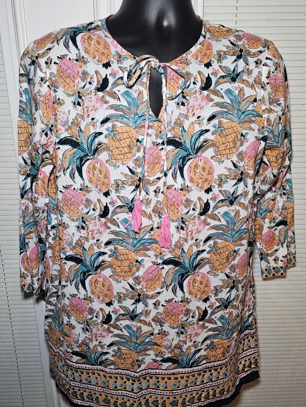 Charlie Paige Women's Blouse Size M Tunic Keyhole Pineapple Print